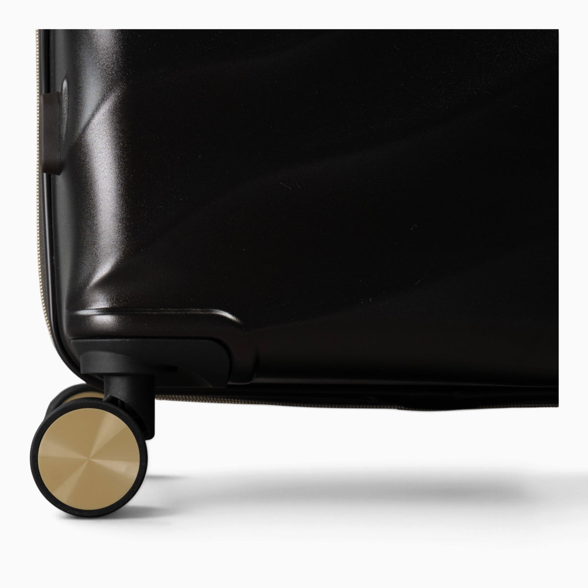 Moonlight Black Sahara suitcase, close-up of the 8 double spinner wheels