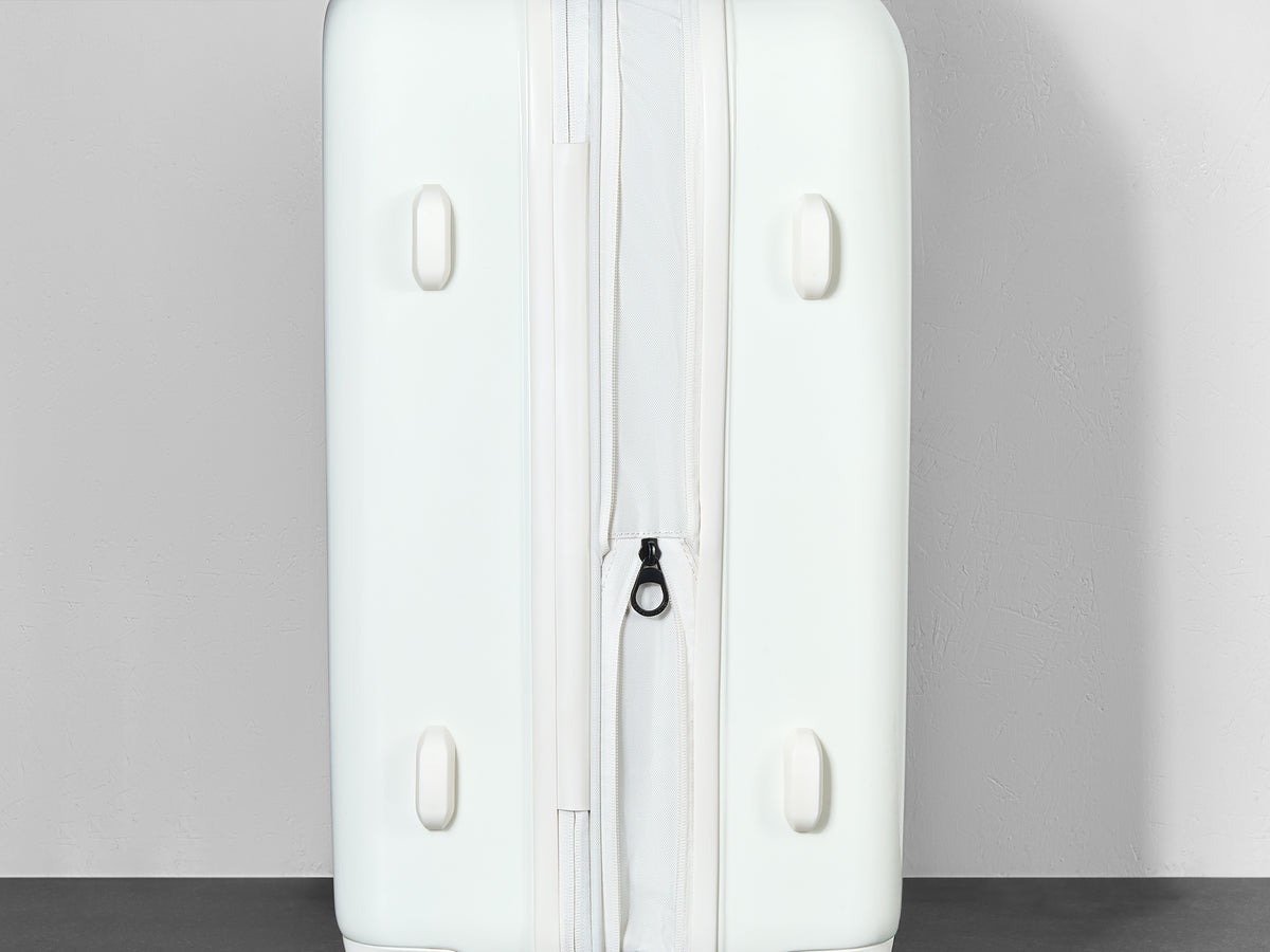 Vanilla Gelato suitcase, close-up of the expansion zip around the side