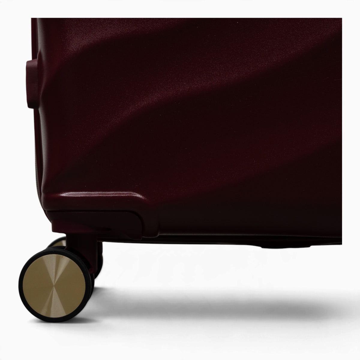 Burgundy Dusk Sahara suitcase, close-up of the 8 double spinner wheels