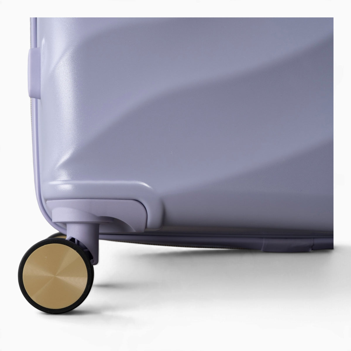 Lilac Sunrise Sahara suitcase, close-up of the 8 double spinner wheels