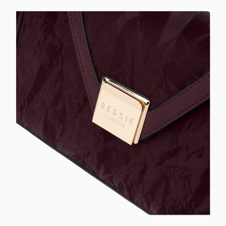 Wine velvet-effect underarm crossbody bag, close-up of the gold-tone clasp and velvet-effect finish